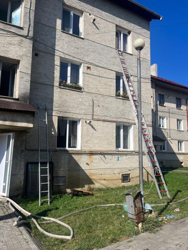 Oameni evacuați după un incendiu în apartamentul unui bloc din Gura Humorului