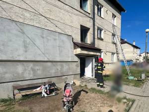 Oameni evacuați după un incendiu în apartamentul unui bloc din Gura Humorului