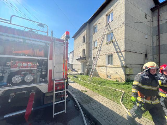 Oameni evacuați după un incendiu în apartamentul unui bloc din Gura Humorului