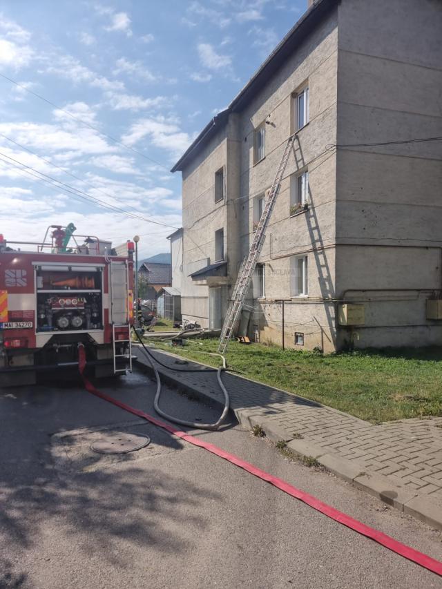 Oameni evacuați după un incendiu în apartamentul unui bloc din Gura Humorului