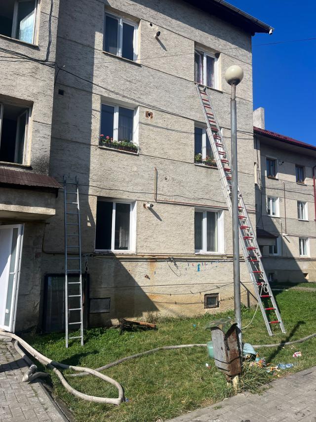 Oameni evacuați după un incendiu în apartamentul unui bloc din Gura Humorului