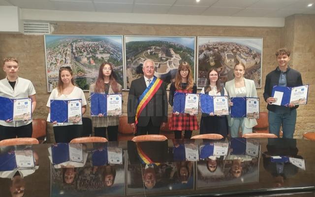 Elevii de 10 din municipiul Suceava au fost recompensați cu câte 3000 de lei și au primit și diplome de excelență din partea primarului Ion Lungu