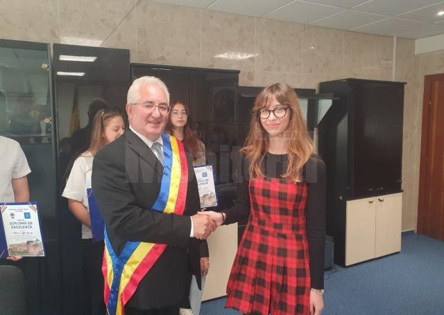 Elevii de 10 din municipiul Suceava au fost recompensați cu câte 3000 de lei și au primit și diplome de excelență din partea primarului Ion Lungu