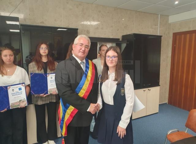 Elevii de 10 din municipiul Suceava au fost recompensați cu câte 3000 de lei și au primit și diplome de excelență din partea primarului Ion Lungu