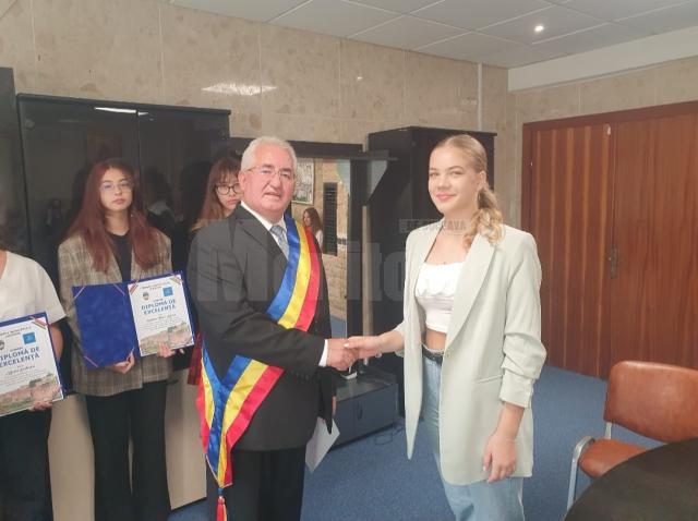 Elevii de 10 din municipiul Suceava au fost recompensați cu câte 3000 de lei și au primit și diplome de excelență din partea primarului Ion Lungu