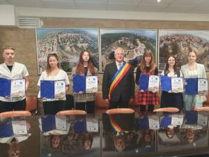 Elevii de 10 din municipiul Suceava au fost recompensați cu câte 3000 de lei și au primit și diplome de excelență din partea primarului Ion Lungu