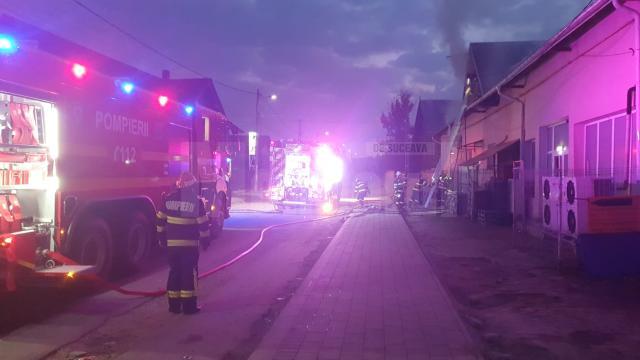 Incendiu extins de la un chioșc cu mici la acoperișul unui magazin Profi. Totul ar fi plecat de la o țigară