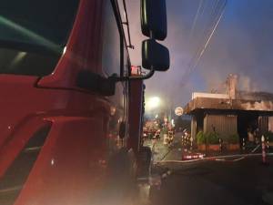 Incendiu extins de la un chioșc cu mici la acoperișul unui magazin Profi. Totul ar fi plecat de la o țigară