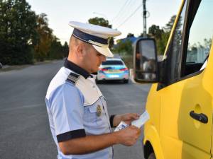 Un șofer beat a ieșit în fața unei mașini de poliție care avea prioritate