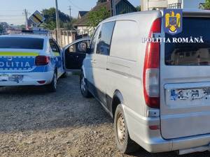 Polițiștii au confiscat o autoutilitară burdușită cu țigări de contrabandă