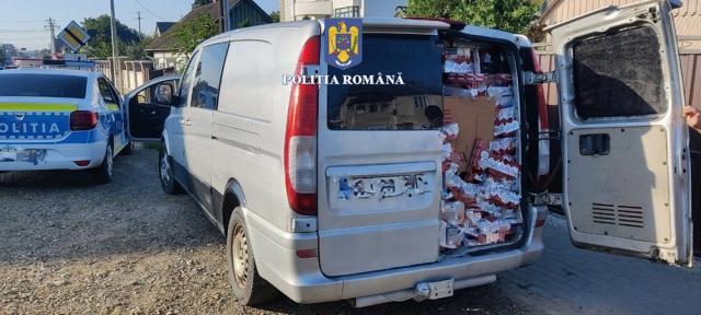 Polițiștii au confiscat o autoutilitară burdușită cu țigări de contrabandă