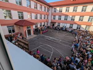 757 de elevi ai Școlii Gimnaziale Nr. 4 Suceava au pășit în noul an școlar