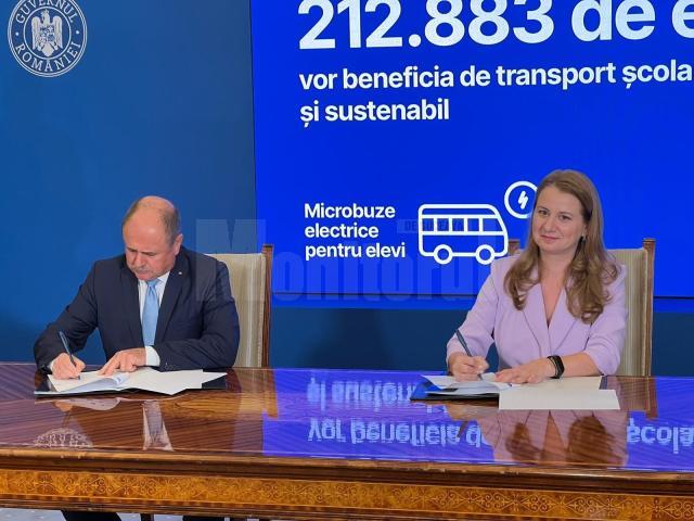 Vicepreședintele CJ Suceava, Niculai Barbă, a semnat contractul pentru achiziția a 26 de microbuze electrice