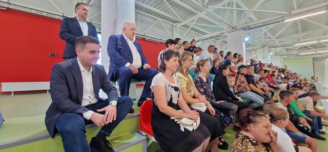 Sala Sporturilor din Boroaia, inaugurată la deschiderea noului an școlar cu aproape 500 de elevi și activități sportive