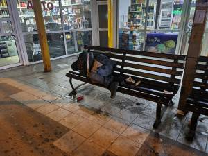 Refugiu pentru oameni ai străzii, jeg și miros de urină, în stația din centrul Sucevei. Foto Iulian Boz