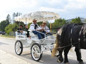 O paradă cu trăsuri a deschis festivalul Oktoberfest în Est