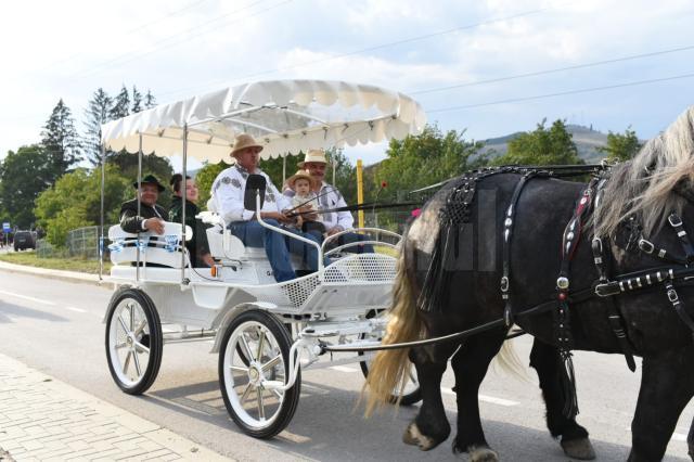 O paradă cu trăsuri a deschis festivalul Oktoberfest în Est