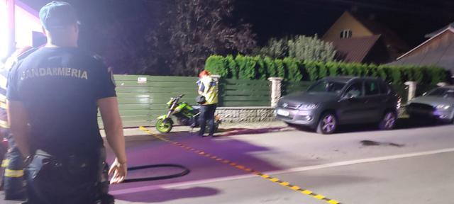 Motociclistul a agățat portiera unei mașini Toyota