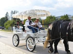 O paradă cu trăsuri a deschis festivalul Oktoberfest în Est