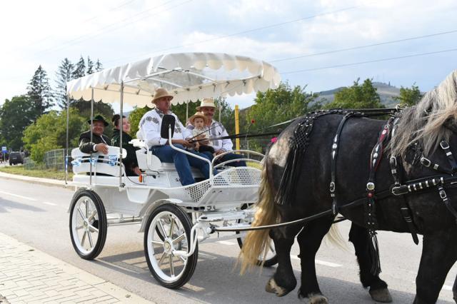 O paradă cu trăsuri a deschis festivalul Oktoberfest în Est