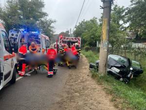 Un bărbat mort și o tânără dusă la spital după ce un Volvo a intrat violent într-un stâlp