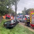 Un bărbat mort și o tânără dusă la spital după ce un Volvo a intrat violent într-un stâlp