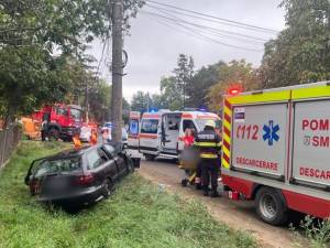 Un bărbat mort și o tânără dusă la spital după ce un Volvo a intrat violent într-un stâlp