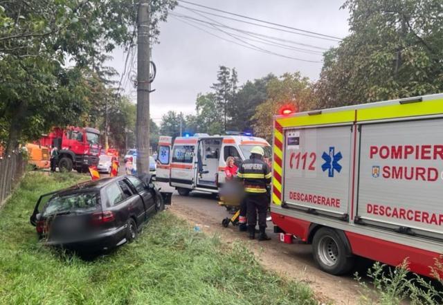 Un bărbat mort și o tânără dusă la spital după ce un Volvo a intrat violent într-un stâlp