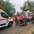 Un bărbat mort și o tânără dusă la spital după ce un Volvo a intrat violent într-un stâlp