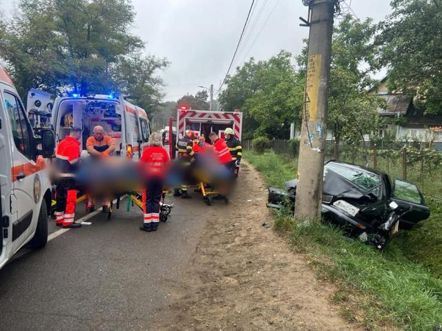 Un bărbat mort, fiica sa rănită grav, după ce un Volvo a intrat violent într-un stâlp