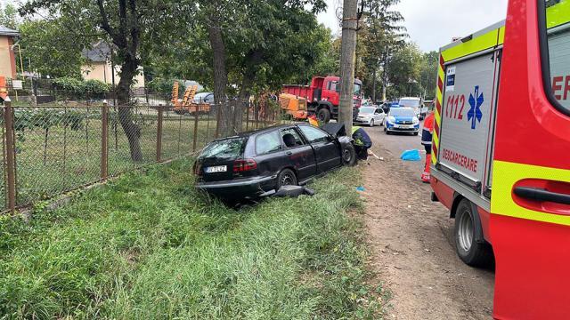 Un bărbat mort, fiica sa rănită grav, după ce un Volvo a intrat violent într-un stâlp