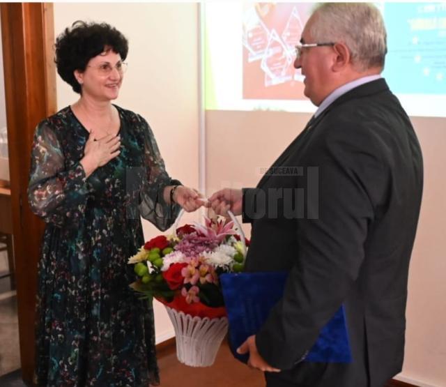 Primarul Ion Lungu i-a acordat o „Diplomă de excelență” directoarei Colegiului Tehnic Petru Musat, Maria Teodoreanu 2