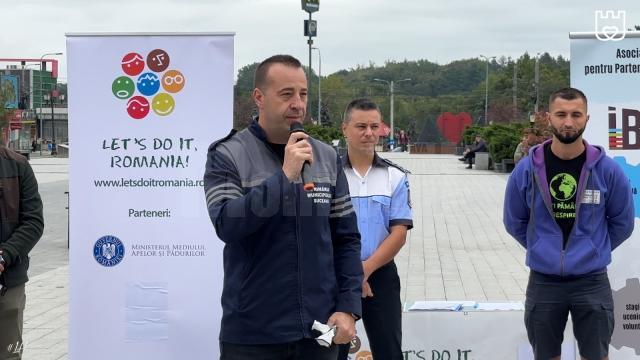 Sute de voluntari s-au adunat sambată în centrul Sucevei, pentru a participa la Ziua Națională de Curățenie 7