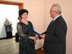 Primarul Ion Lungu i-a acordat o „Diplomă de excelență” directoarei Colegiului Tehnic Petru Musat, Maria Teodoreanu