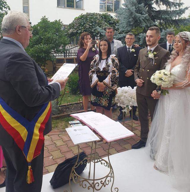 Cuplul cu numărul 1.000 la care primarul Sucevei, Ion Lungu, a oficiat cununia civilă