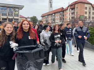 Sute de voluntari s-au adunat sâmbătă în centrul Sucevei, pentru a participa la Ziua Națională de Curățenie