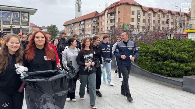 Sute de voluntari s-au adunat sâmbătă în centrul Sucevei, pentru a participa la Ziua Națională de Curățenie