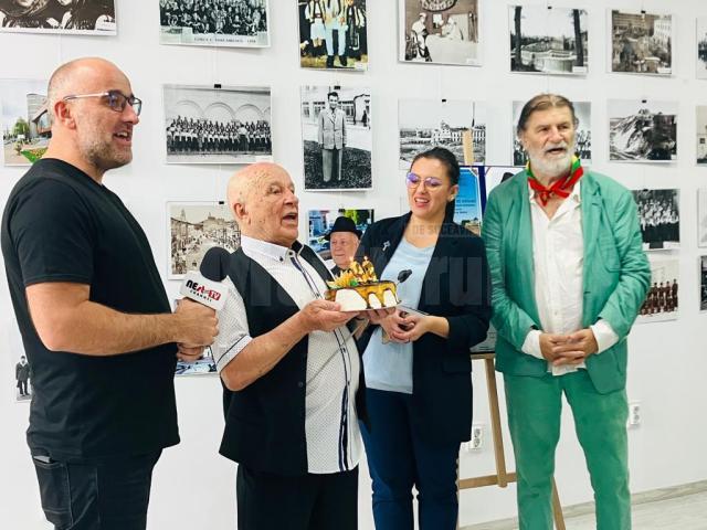 La 93 de ani, artistul fotograf Dimitrie Balint a fost sărbătorit la Galeria Zamca, unde a expus imagini din fosta regiune Suceava