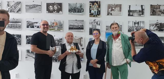 La 93 de ani, artistul fotograf Dimitrie Balint a fost sărbătorit la Galeria Zamca, unde a expus imagini din fosta regiune Suceava