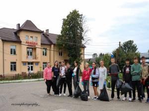 Elevii școlii din Zamostea s-au alăturat campaniei de curățenie „Let's Do It, Romania!”