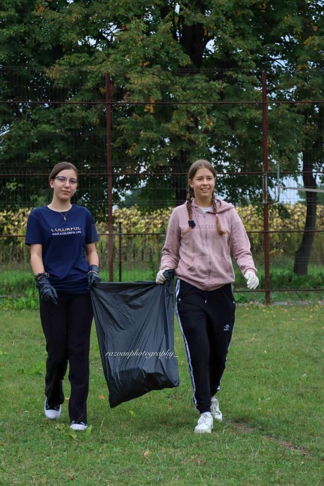 Elevii școlii din Zamostea s-au alăturat campaniei de curățenie „Let's Do It, Romania!”