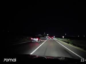 O șoferiță filmată când depășea pe linie continuă a fost amendată și lăsată fără permis de conducere