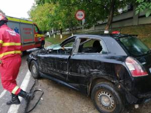 Tânără rănită după un impact între un autoturism și un autotren, la ieșirea din Suceava spre Adâncata