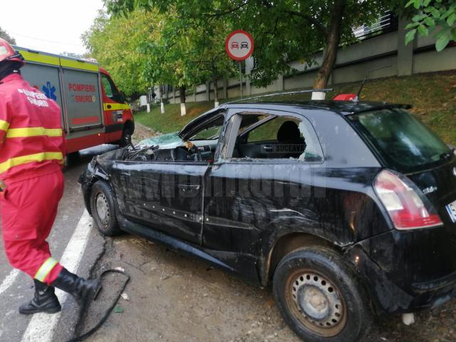 Tânără rănită după un impact între un autoturism și un autotren, la ieșirea din Suceava spre Adâncata