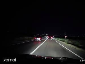 O șoferiță filmată când depășea pe linie continuă a fost amendată și lăsată fără permis de conducere