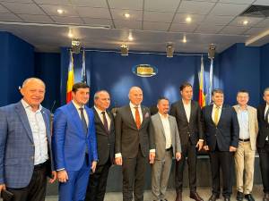 Parlamentarii PNL de Suceava Daniel Cadariu și Bogdan Gheorghiu, prezenți la semnarea contractului pentru lotul Leghin – Târgu Neamț din autostrada A8