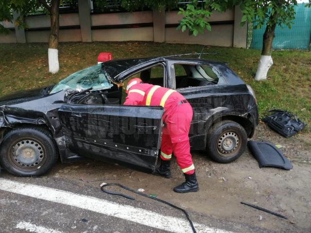 Șoferiță rănită după ce remorca unui tir a derapat și a lovit autoturismul