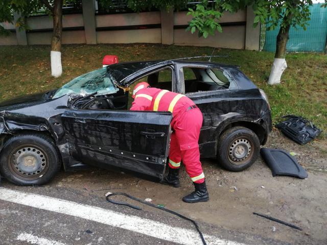 Șoferiță rănită după ce remorca unui tir a derapat și a lovit autoturismul