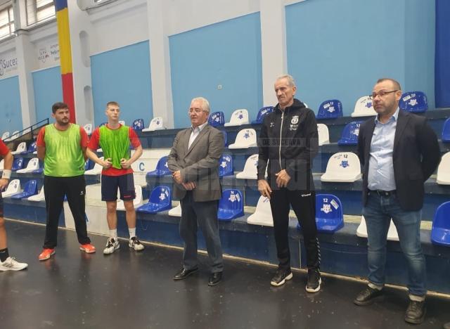 Sportivii de la CSU Suceava, dar și conducerea echipei de handbal, alaturi de primarul Ion Lungu