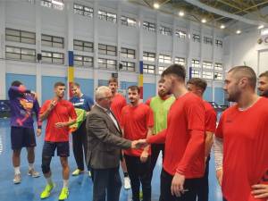 Sportivii de la CSU Suceava, dar și conducerea echipei de handbal, alaturi de primarul Ion Lungu